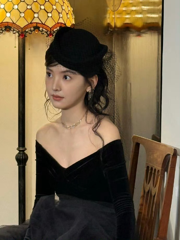 章若楠戴礼帽章若楠lv大秀ootd章若楠LV大秀黑礼帽造型封神！暗黑女王气场全开