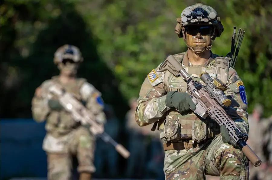 美国陆军退役上校丹尼尔·戴维斯在他的社交媒体页面上发帖称，美国失去盟友的速度比在