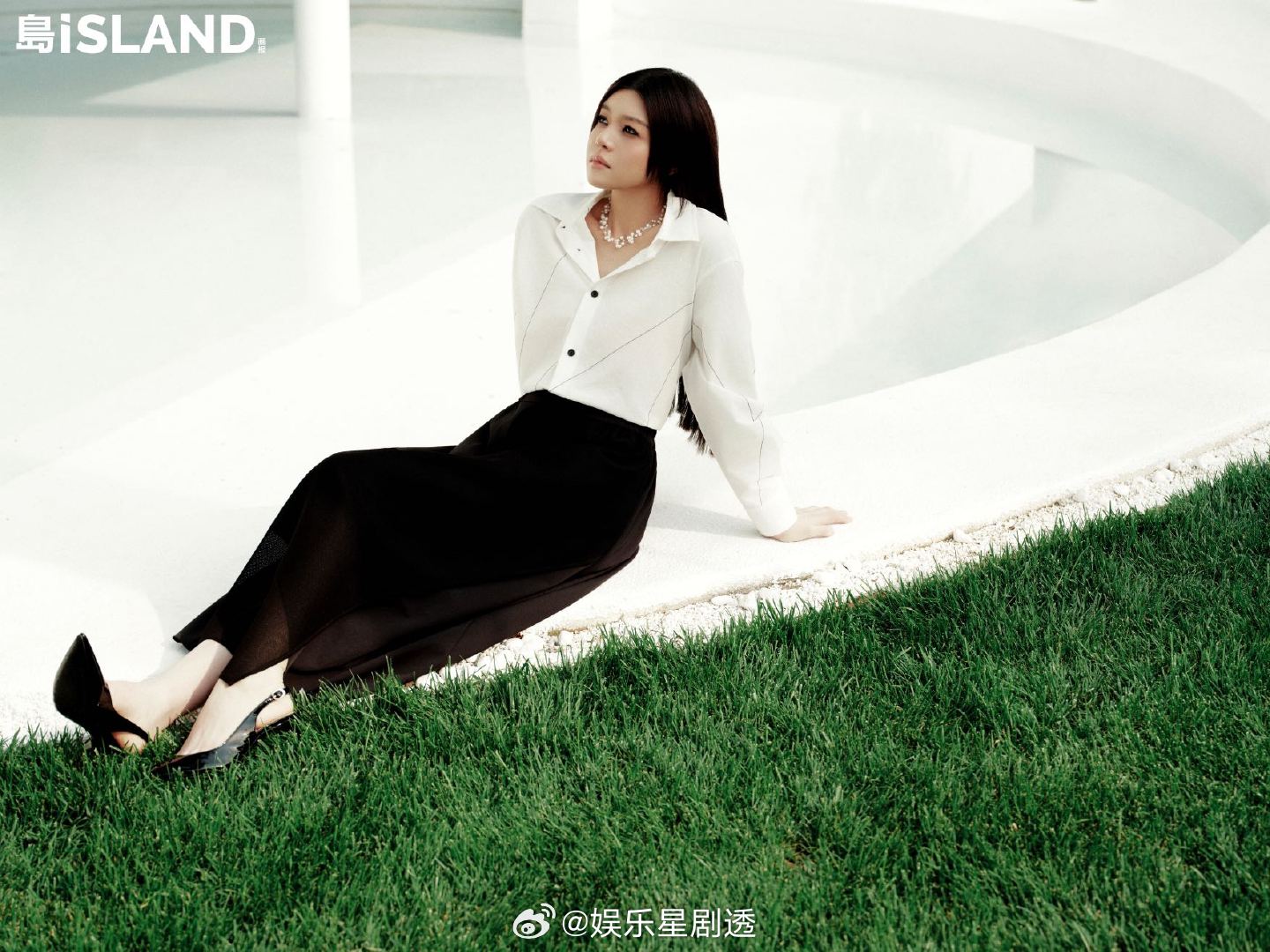 请把烟熏妆焊在脸上！《岛ISLAND画报》大片里，陈妍希烟熏妆 配各种造型都像开