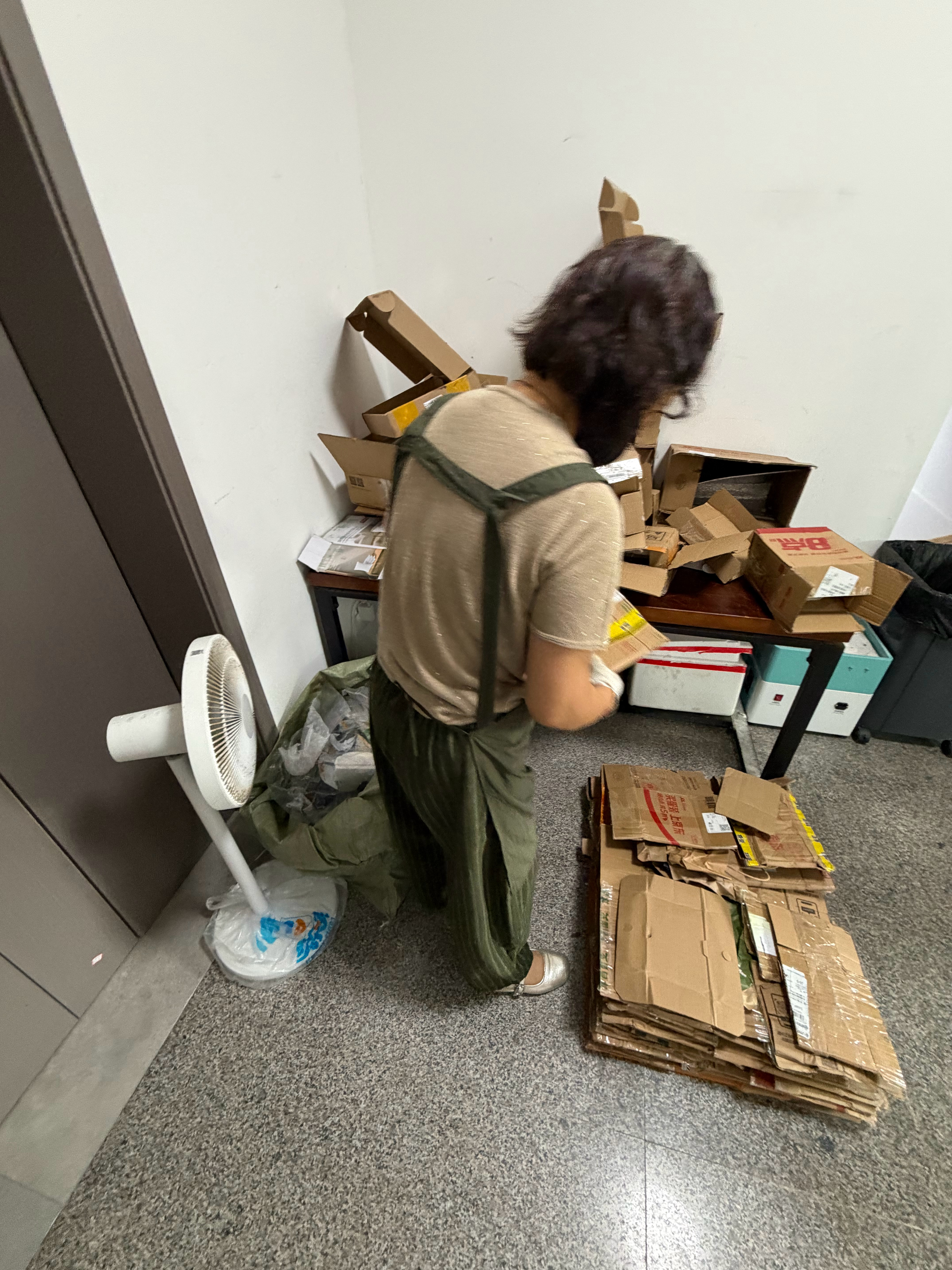 我们有一些变形不吃力的纸盒，或者不适合手机平板笔记本的快递纸盒都给工作室附近的大