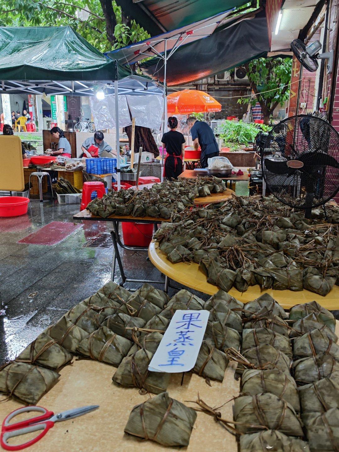 广园新村顺发饮食店的裹蒸粽我和家人吃了廿年，又多料又够味又淋。每逢端午节前，阿姨