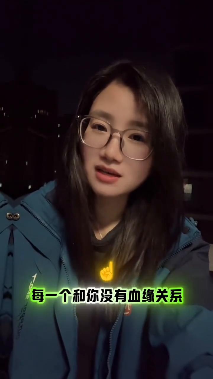 最近看了一段特别温暖的话，他说在这个世界上，每一个和你没有血缘关系并且还对你好的