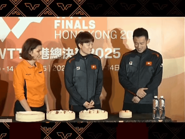 港队选手抽签前先搓搓手 WTT香港总决赛抽签仪式，黄镇廷抽签之前先搓手。 