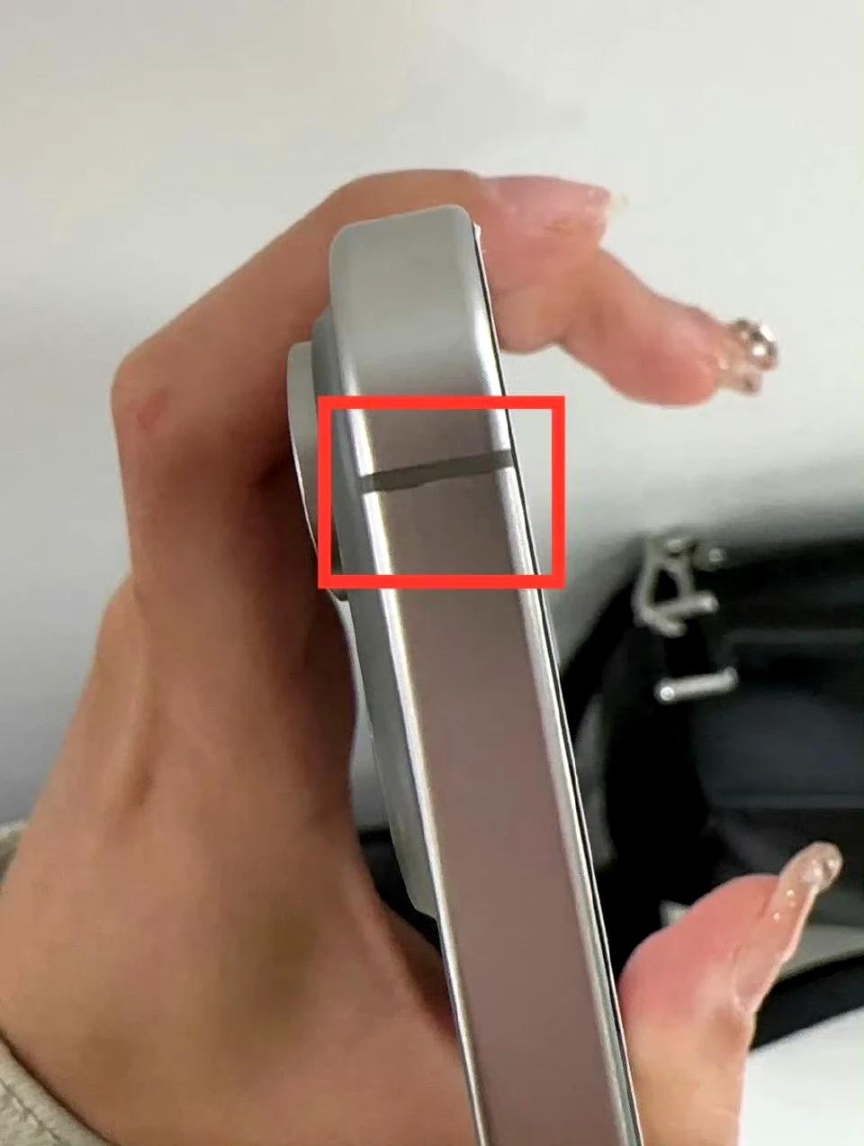 印度制造就那么不靠谱吗？网友反映，刚到货的iPhone15 Pro做工太差，手机
