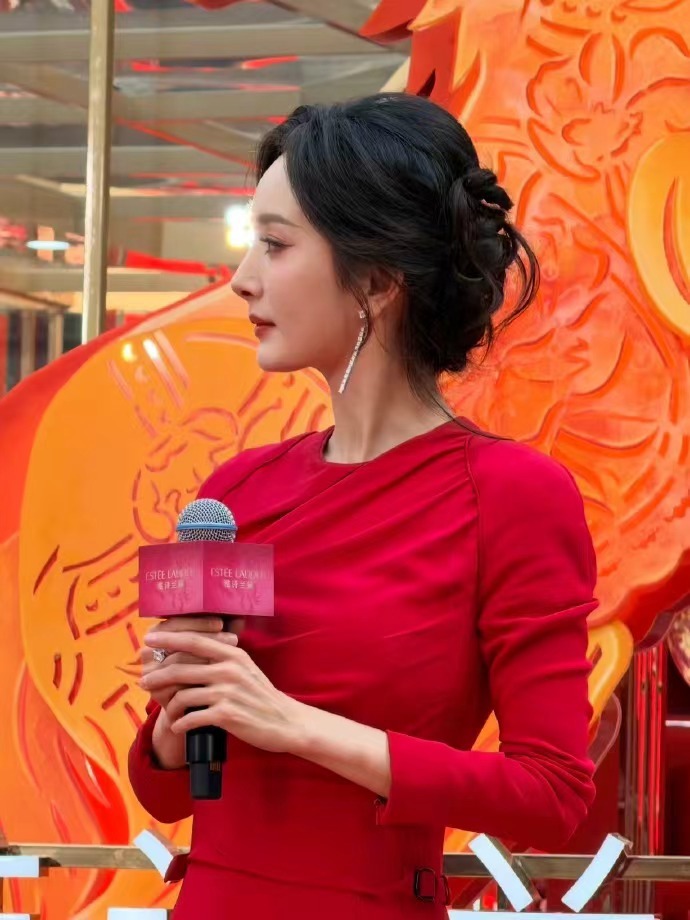 杨幂赵丽颖唐嫣今日生图状态杨幂赵丽颖唐嫣今日生图状态，三位85花今天都参加了活动