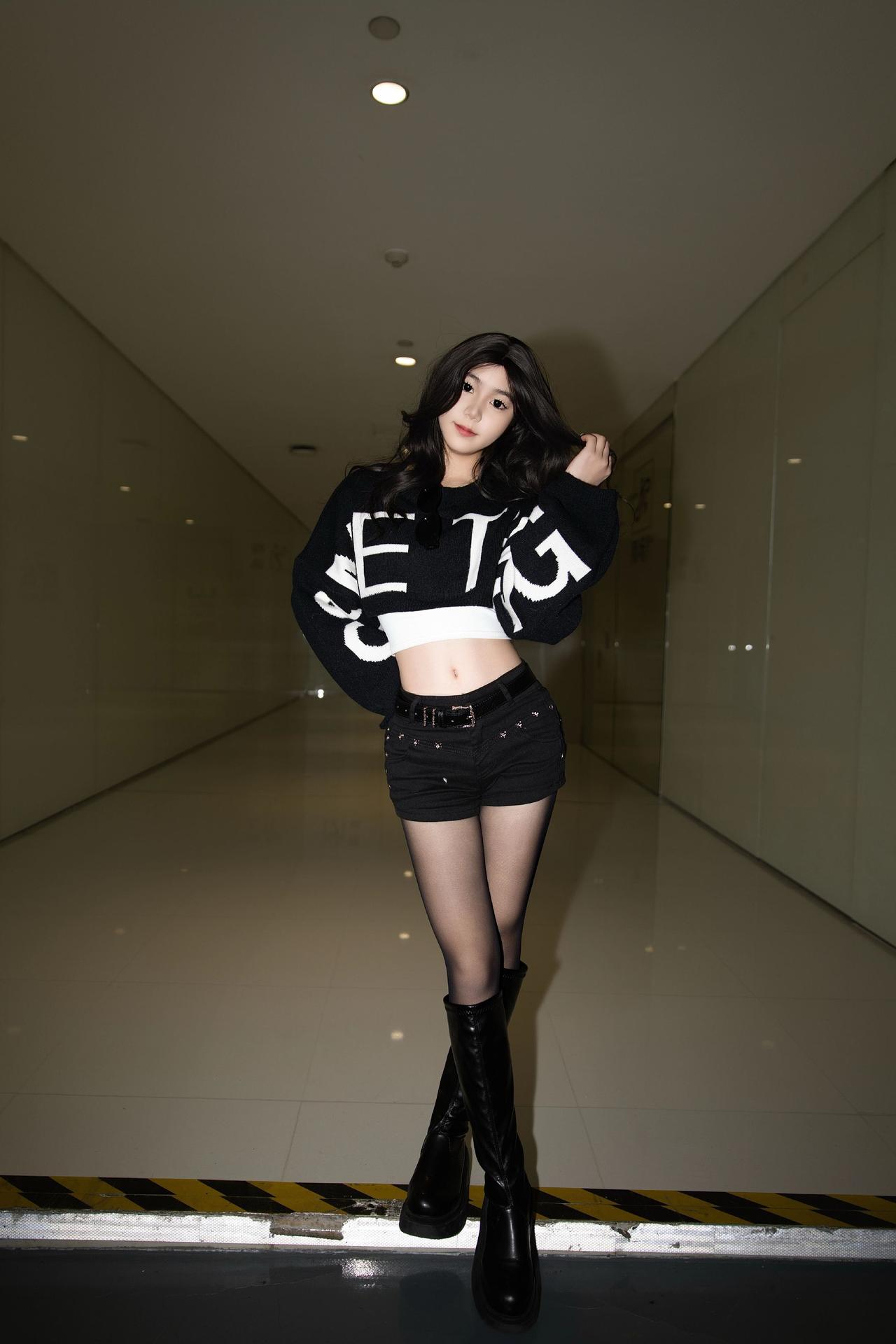 长沙约拍📷-IFS国金停车场&辣妹
模特：@我该睡觉了 
设备：Canon E