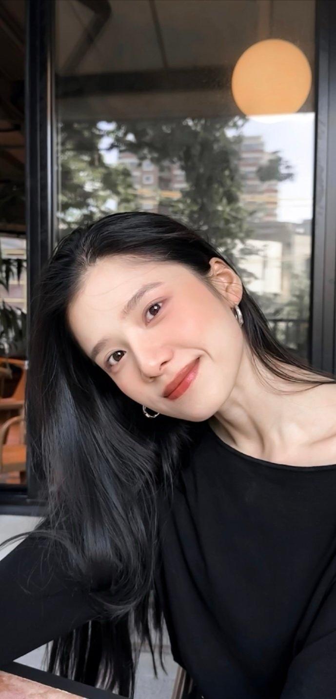 张婧仪的锁骨太明显啦，
治愈系笑容，
清纯甜美，
太有女神范儿了！
 #明星#
