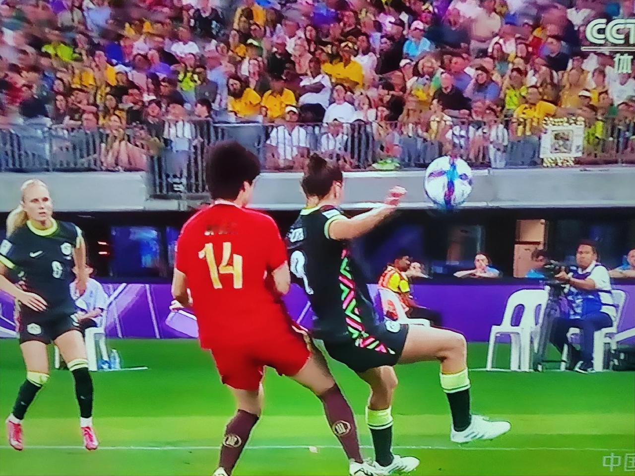 1：2！参加女足亚洲杯半决赛的中国女足又犯了朝鲜女足同样的错误，在全场占尽优势的