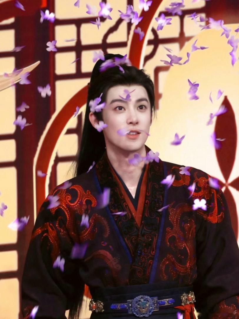 王鹤棣领了粉丝做的应援你快乐是唯一法则王鹤棣憋眼泪王鹤棣