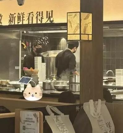 7分钟上齐3道菜，太二酸菜鱼“活鱼现做”遭质疑！2025年9月15日，“太二酸菜