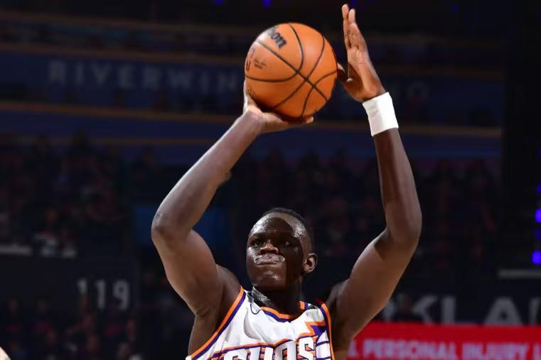 马卢阿奇在场上的效果，看起来反而是还算不错的。马卢阿奇技术粗糙，看起来投射能力比