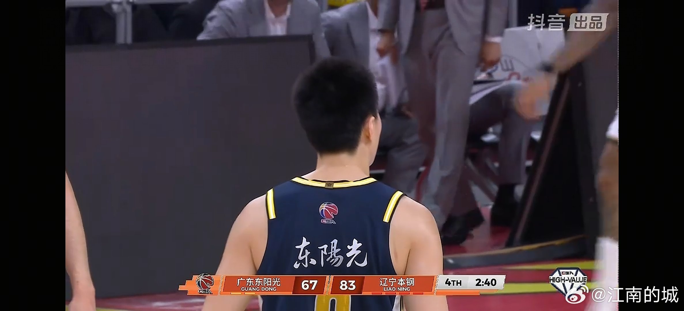 辽宁队要注意了，胡明轩用一记三分球吹响了反击的号角。比赛还没结束，注意防守啊。辽