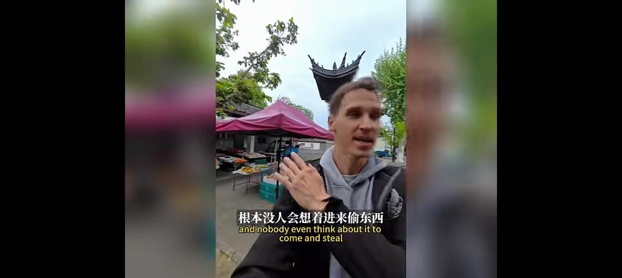 一位欧洲小国的博主，来到中国旅行。为了向同伴们展示中国有多安全。他看到一个水果摊