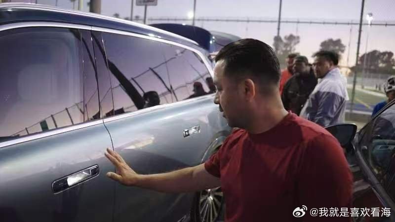 美国街头老外集体点赞问界M9看完海外实拍十分提气，体育赛事各类耗材源自国内，问界