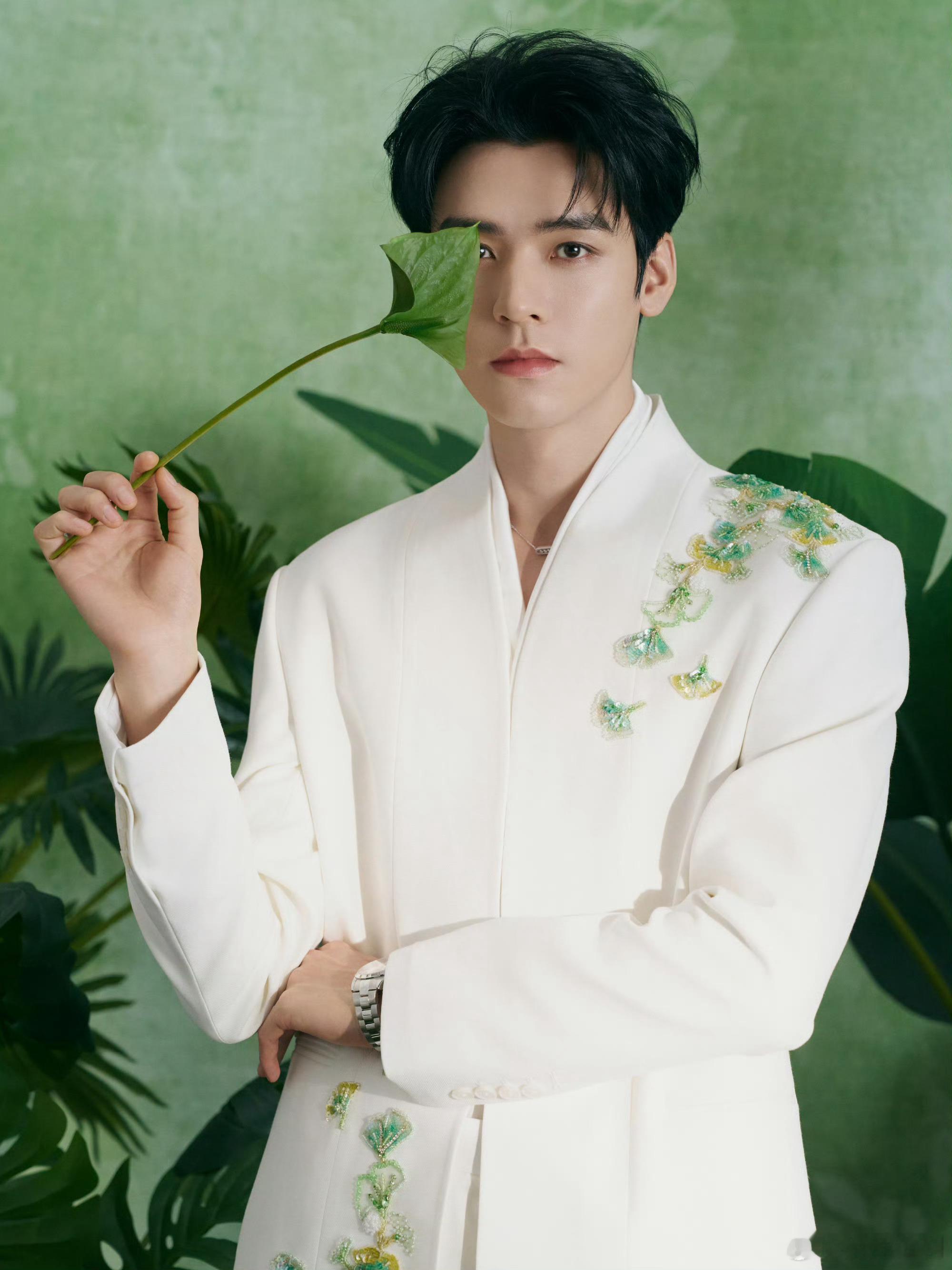 龚俊中国网络视听盛典今日出图了！太帅！    期待龚俊今晚的节目 周末记得看《风