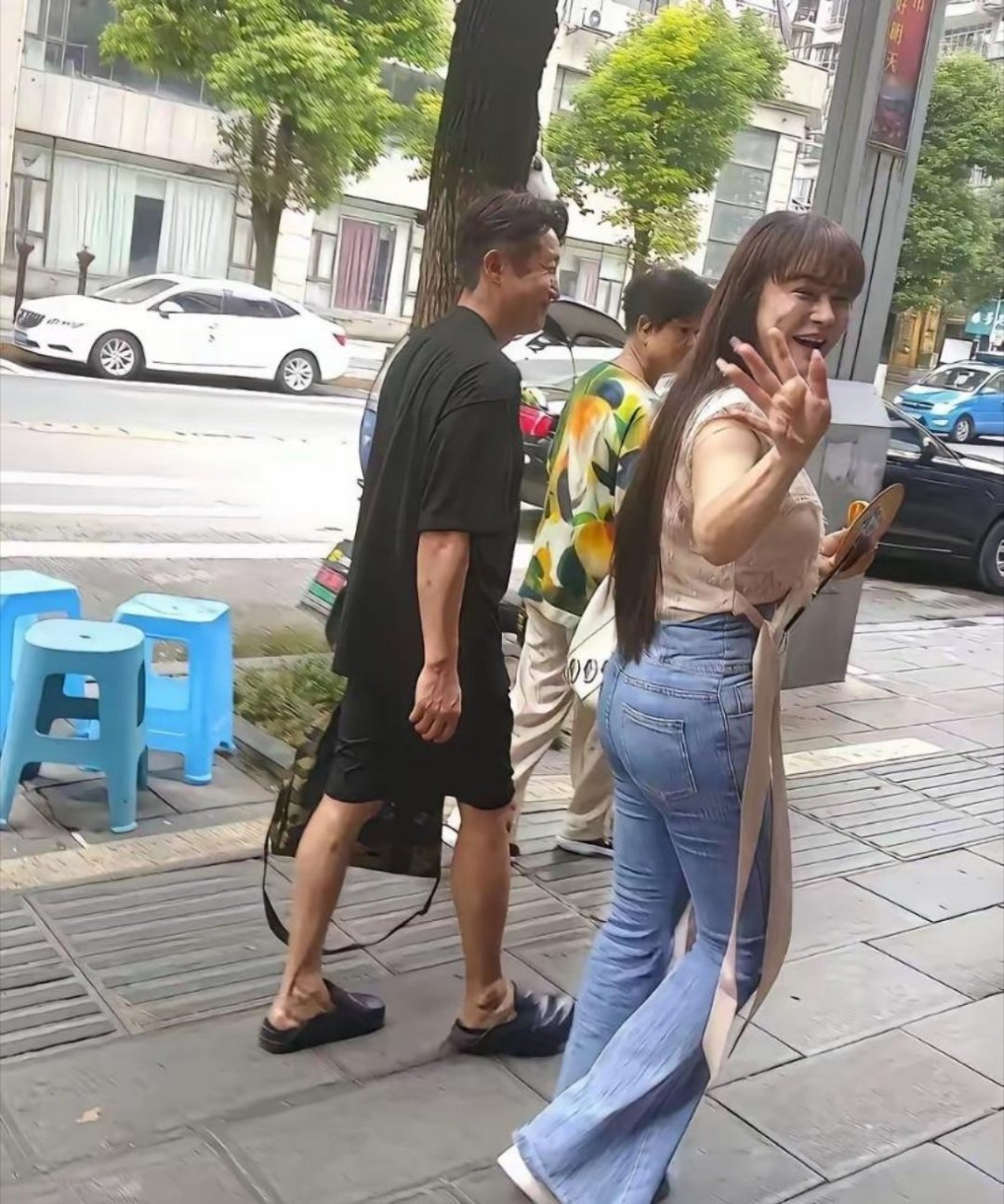路人的镜头下冉莹颖也是普人一个除了身材很好，长相真的一般般。她和邹市明都拥有那么
