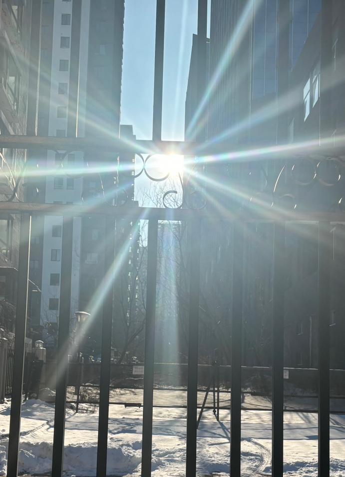 刚从医院走出来气笑了，原来失眠属于精神病啊。
因为有很严重的失眠问题，之前在大医