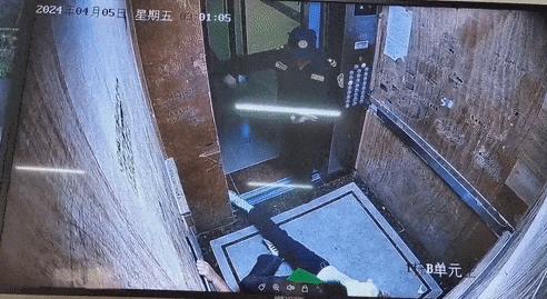 “这算不算防卫过当？”男子在电梯里对女子施暴，保安闻声赶到，看到女子被男子按在地