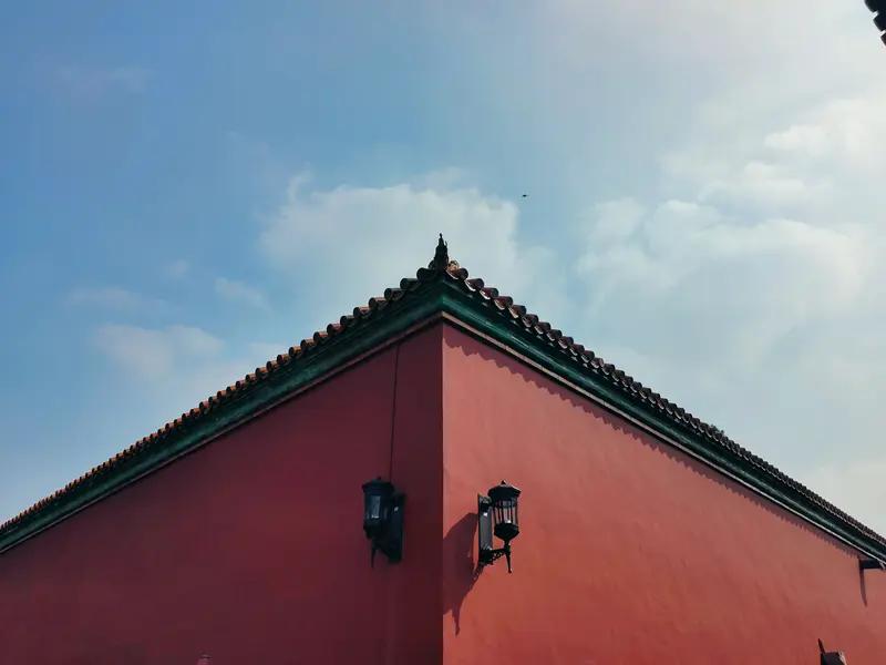 爆款文艺作品是文化传承的密码本。像《我在故宫修文物》《只此青绿》《长安三万里》等