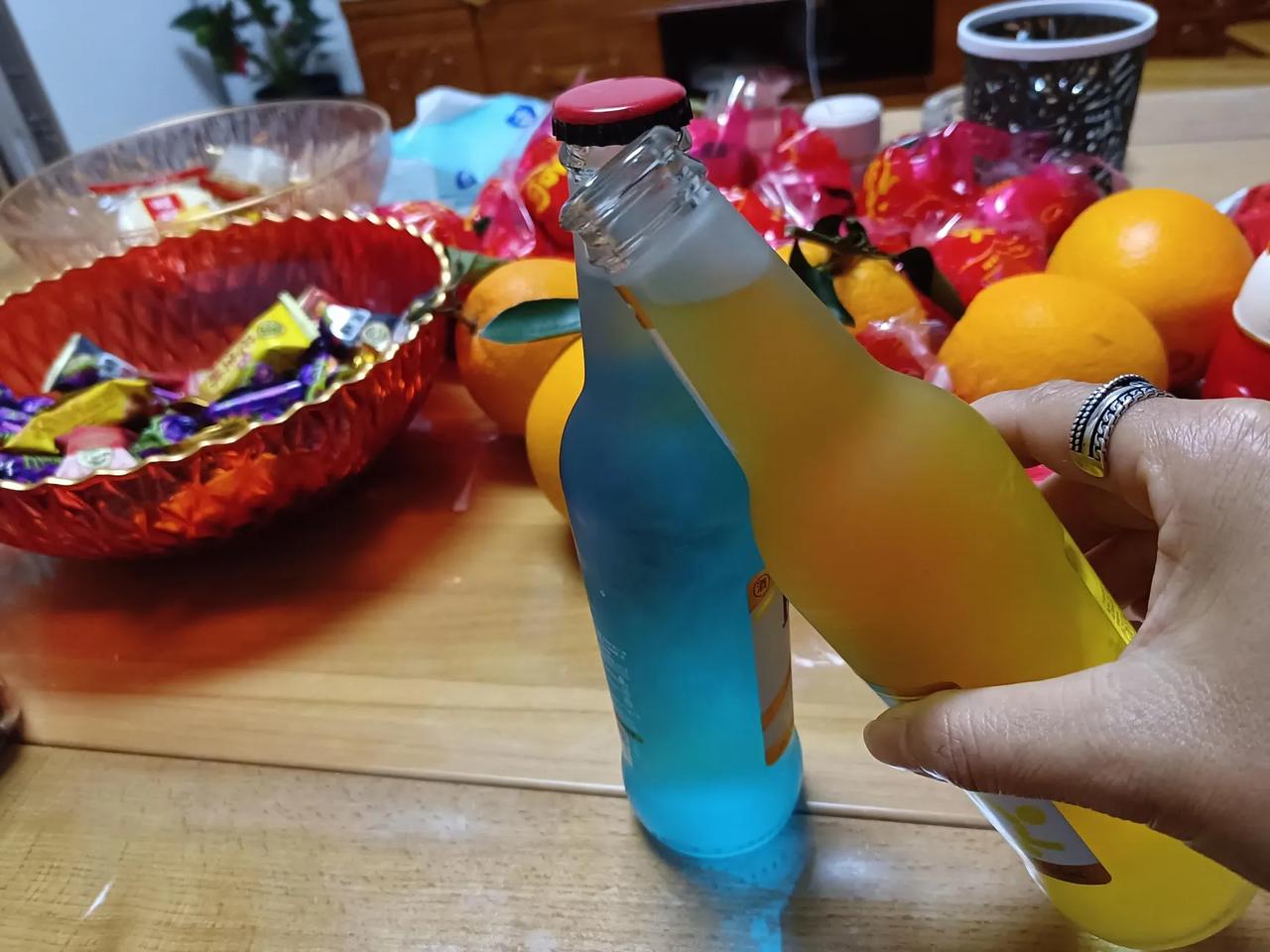 谈了一年多的男友，突然家里人叫我分手，不要再等他了，耗不起，但我不肯定，不是因为