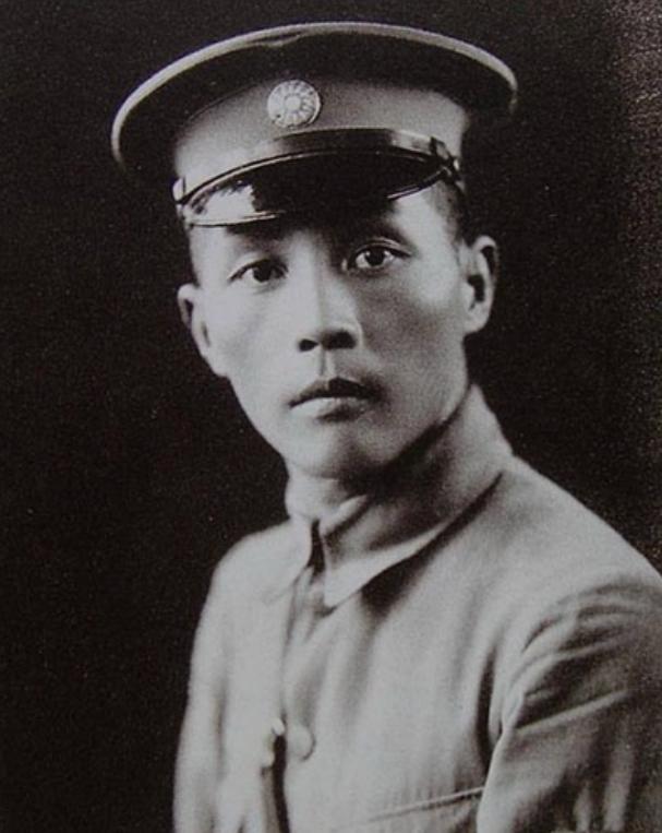 1927年，钱大钧追求欧阳藻丽，但遭到她父亲反对，想不开的钱大钧走在路上，突然掏