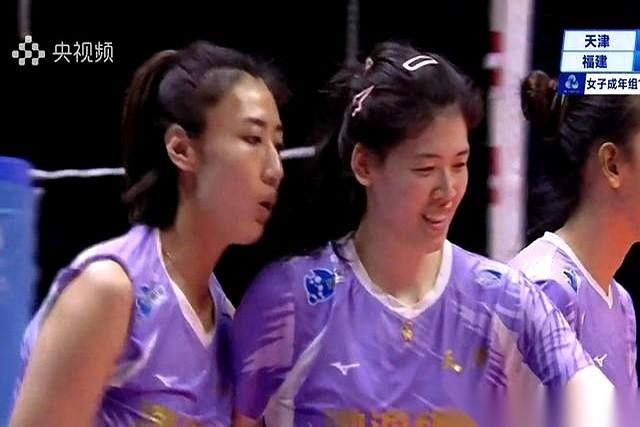 有时候看一场球，真能把人给看憋屈了。
李盈莹一个人，又当爹又当妈，进攻要她，一传