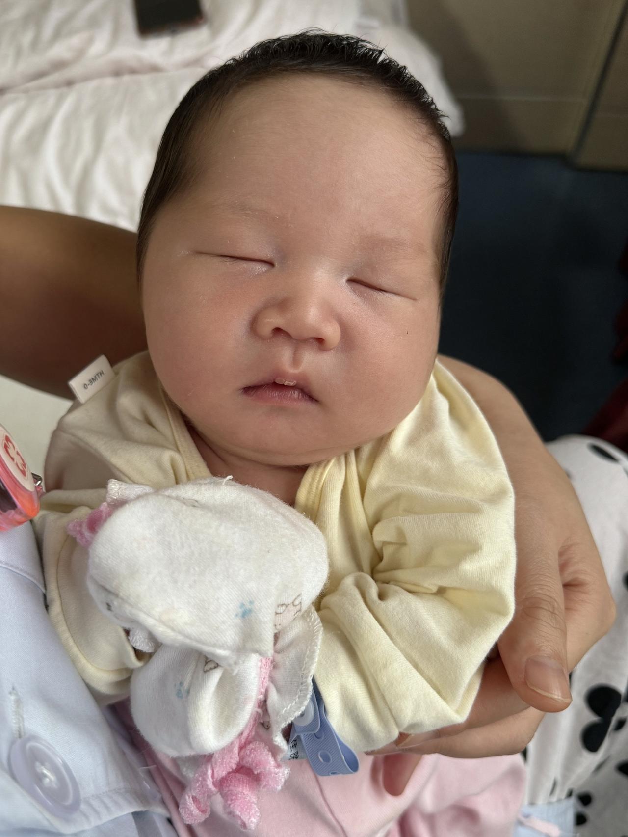 人生小满胜万全 
软萌新生儿 人类幼崽