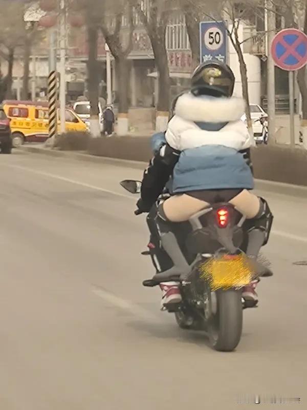 分享几个搞笑一刻，能让人笑到肚子疼。
关羽刮骨疗伤时，华佗为减轻他的痛苦用了“萌