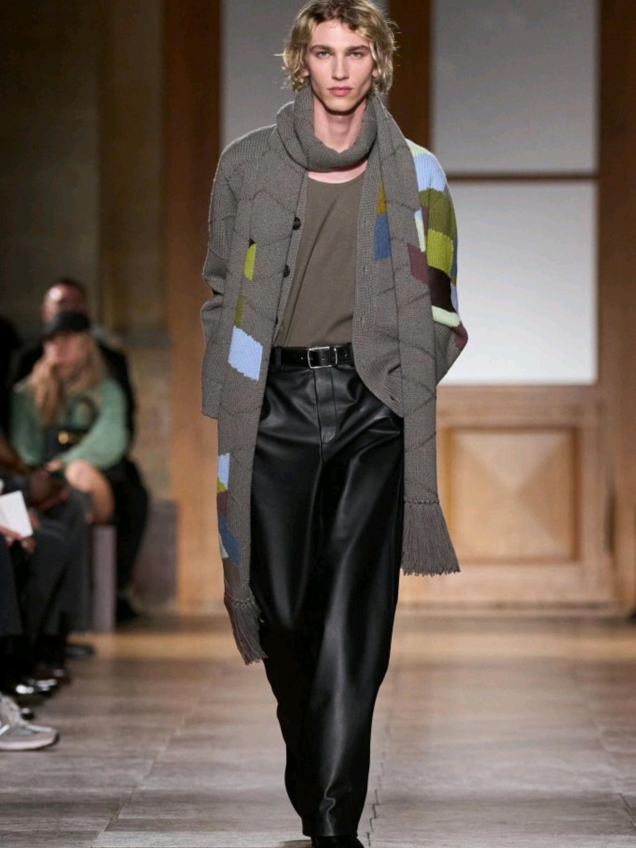 Hermès 2026秋冬男装系列，再度彰显品牌对上乘材质的极致追求。雪白羊驼呢
