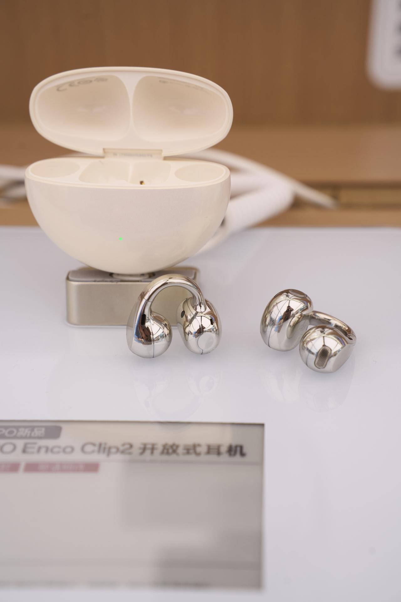 想把AirPods换掉的心情达到了顶峰
今天下班特意绕路去 OPPO 门店，
居