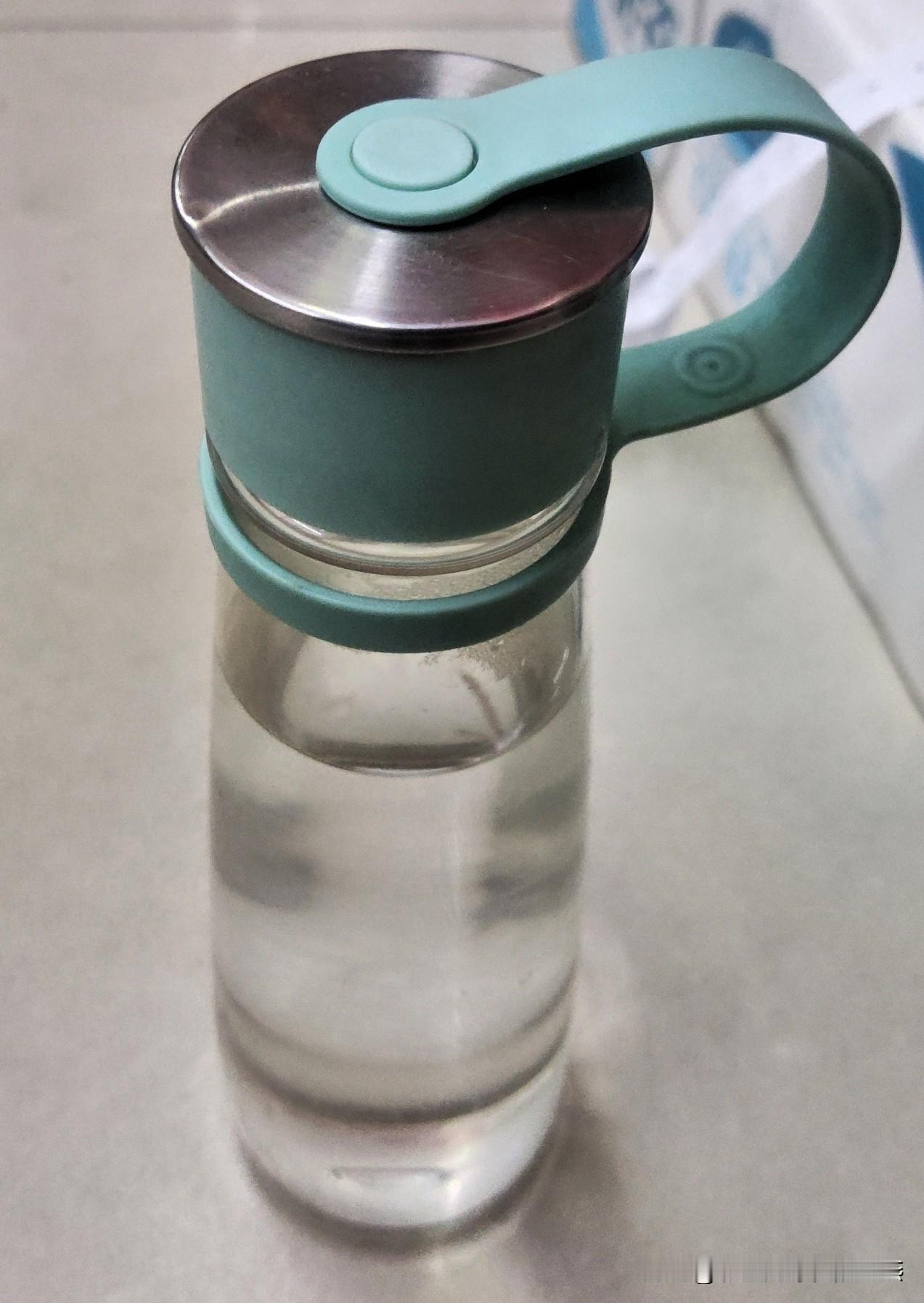 这杯子我去年在超市随手捞的，浅青配色软乎乎的，提手一勾就能拎着跑。玻璃身装冰水透