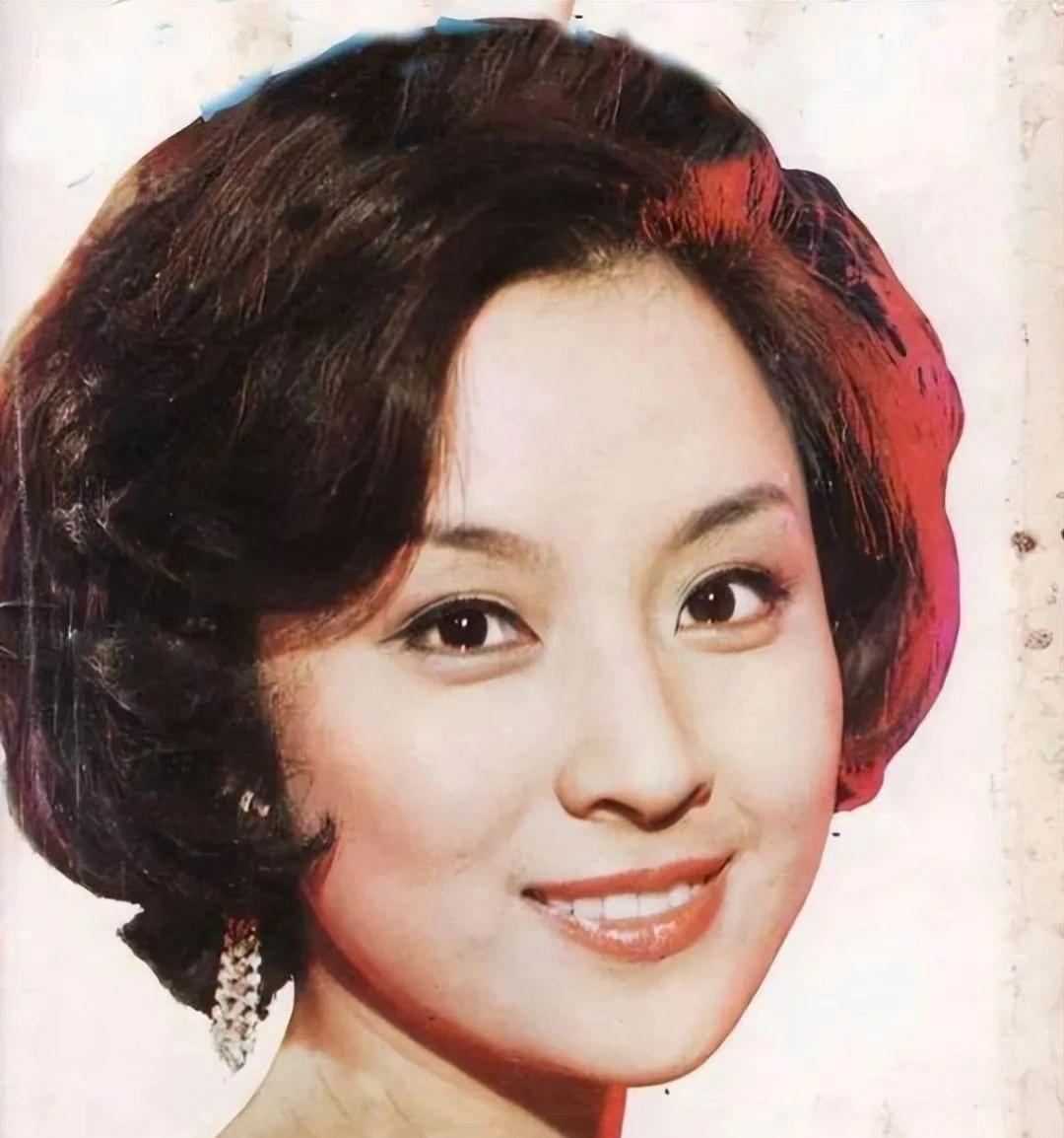 谢霆锋的妈妈年轻时美得不像话，那时候选美比赛，连赵雅芝都只能排第四，她妈妈直接就