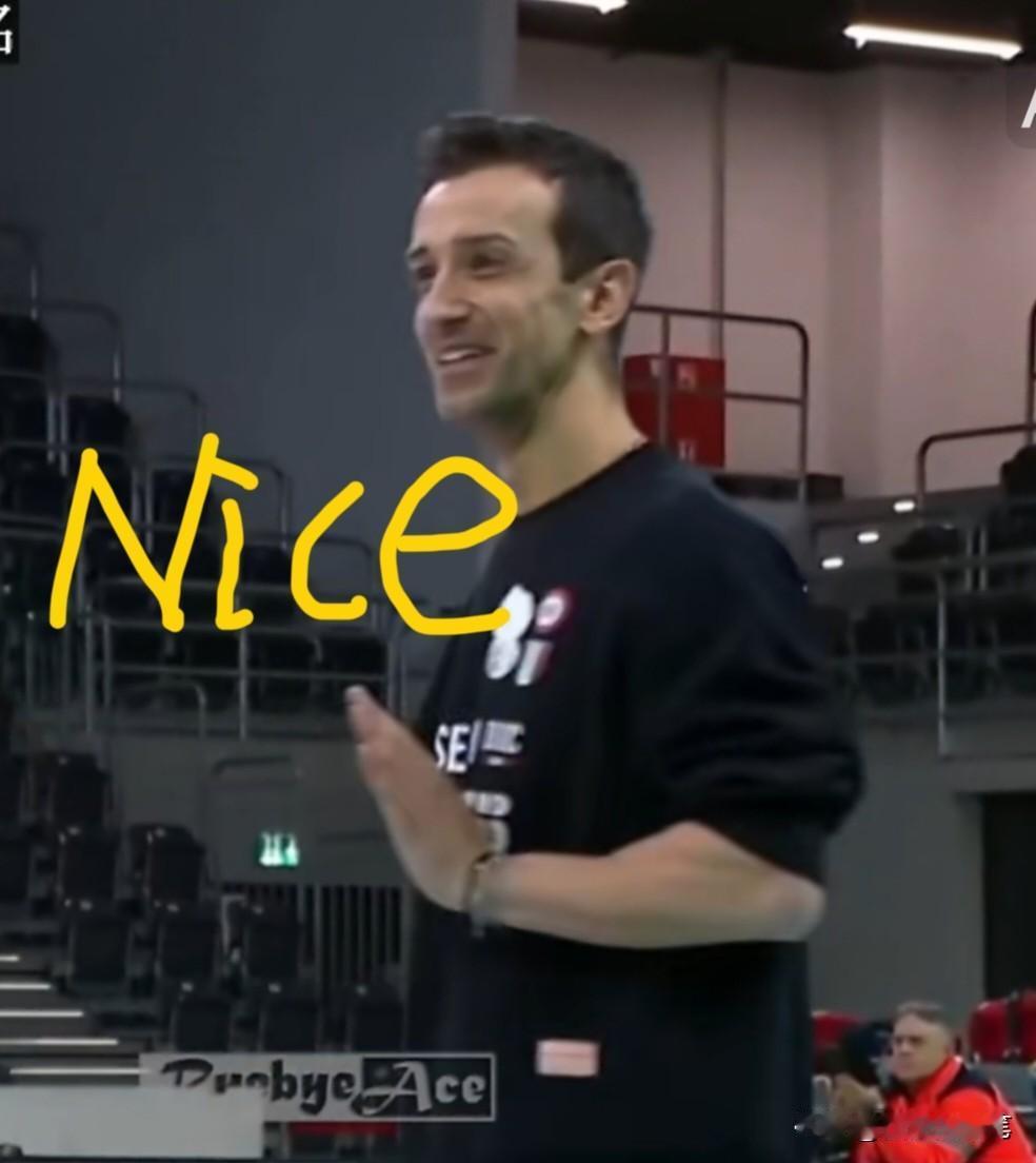 桑塔雷利呲牙咧嘴，笑得多满意，他打心里服朱婷[加油]
当朱婷后仰扣球倒地后，他迅