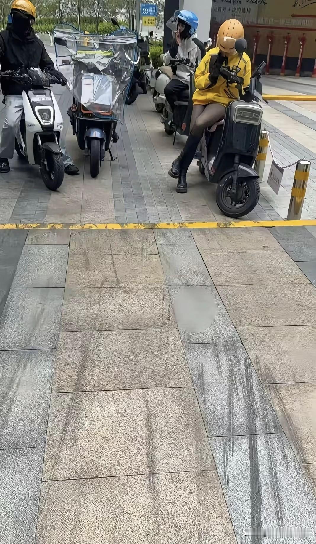 这个女外卖员是来体验生活的吧