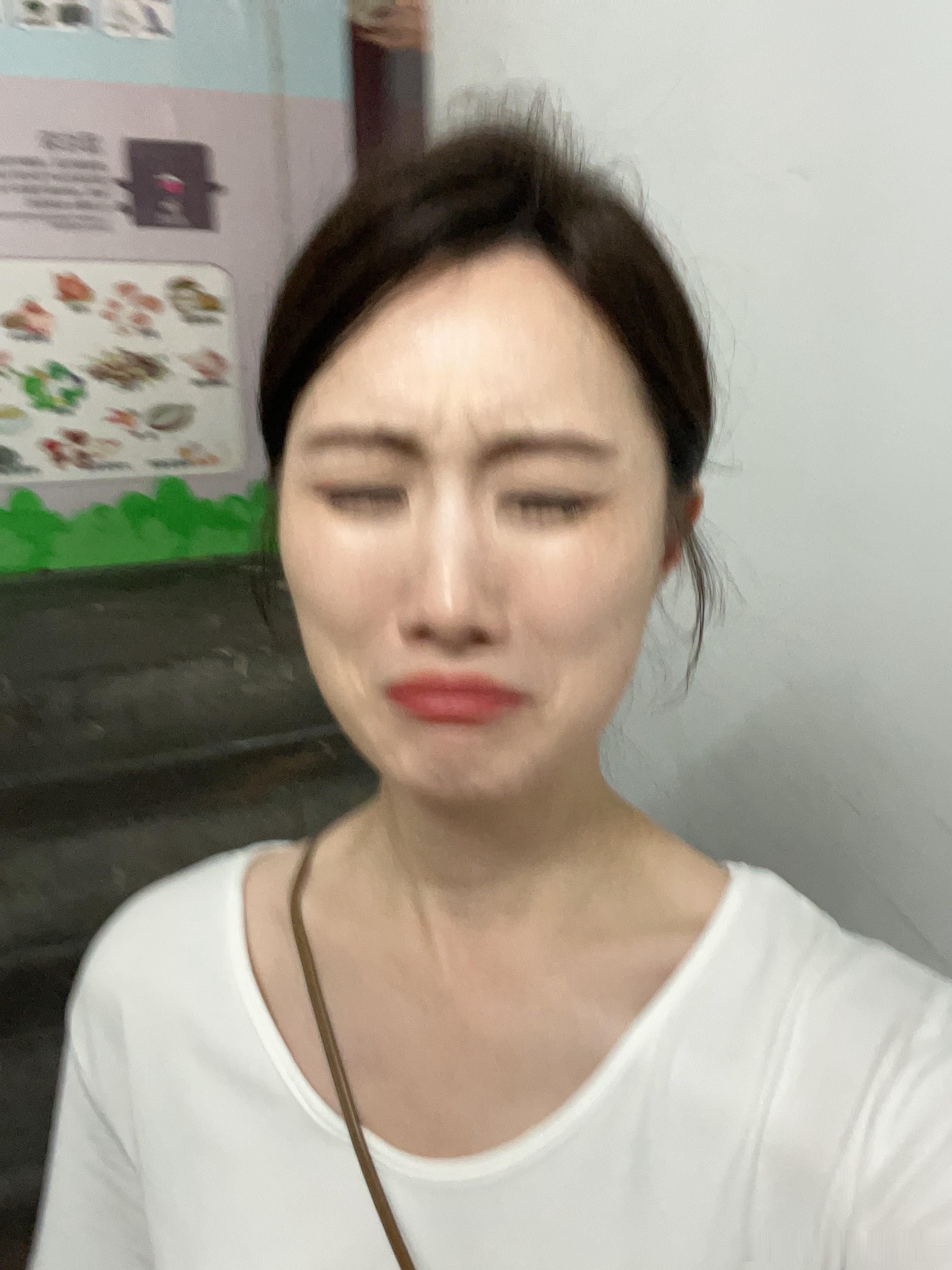 请大家永远记住这张嘴刚刚补完妆那只陪伴我很久的口红掉进坑里了[泪][泪][泪][