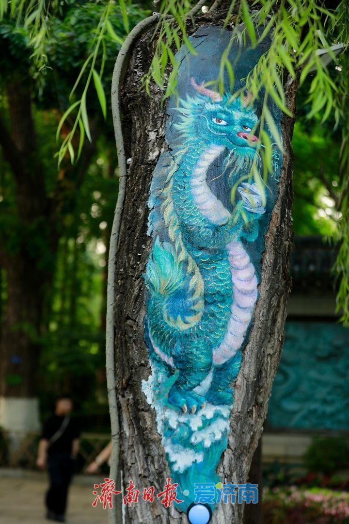 在泉城广场附近，几块原本干裂发黑的树疤，如今被细腻的油彩盖住了。小猫小狗土拨鼠…