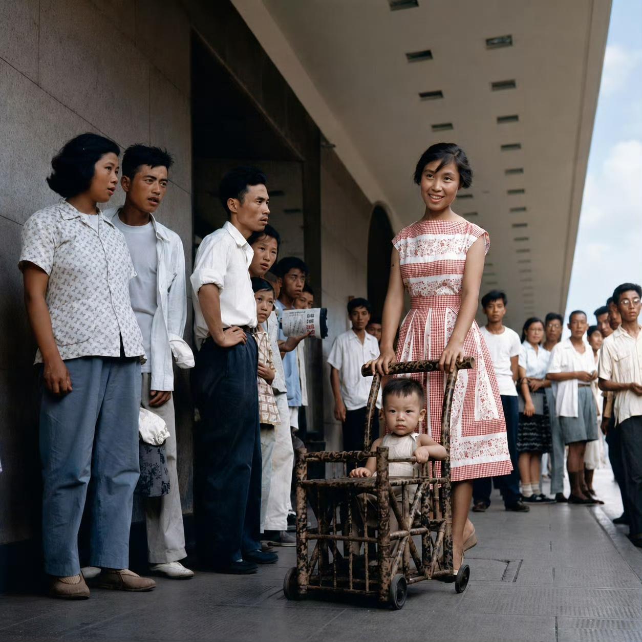 1959年上海，带孩子的母亲