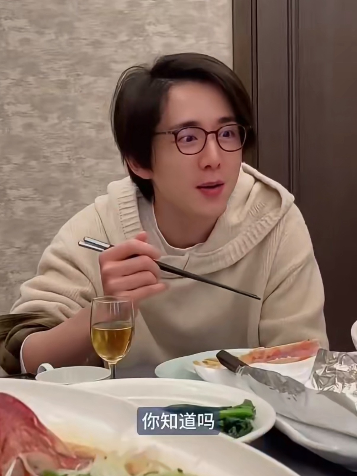 张新成的日常真的太有烟火气了！早期微博分享吃喝玩闹，现在vlog里还是那个爱生活