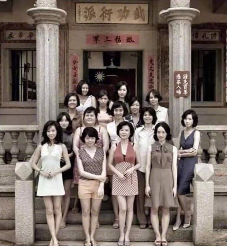 国民党的军中乐园，上联：大丈夫效命沙场磨长枪，下联：小女子献身家国敞篷门。 ​​