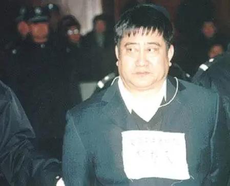 第一个被注射死刑的公安局局长有多猖狂？下属给他汇报工作得跪着！连队里唯一的警花也