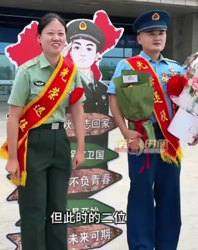“太有缘了！” 安徽宿州，两位妈妈在高铁站接服役 12 年退伍的儿子和女儿。没想
