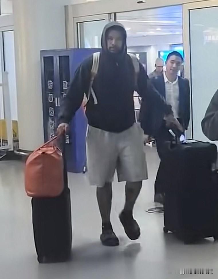 山西汾酒男篮的外援老七∽戴森尼克斯已经落地太原。
猛一眼看去，还有点像镰刀举起、