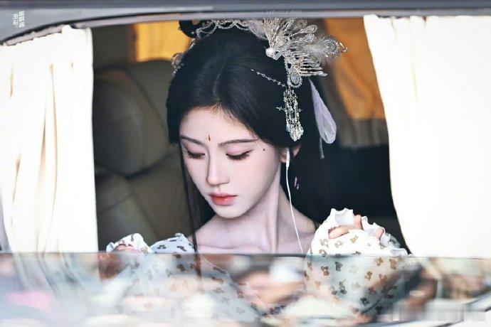 鞠婧祎路透观音相鞠婧祎古装路透带来满满惊喜，一袭素白长裙淡雅脱俗，眉心朱砂花钿点