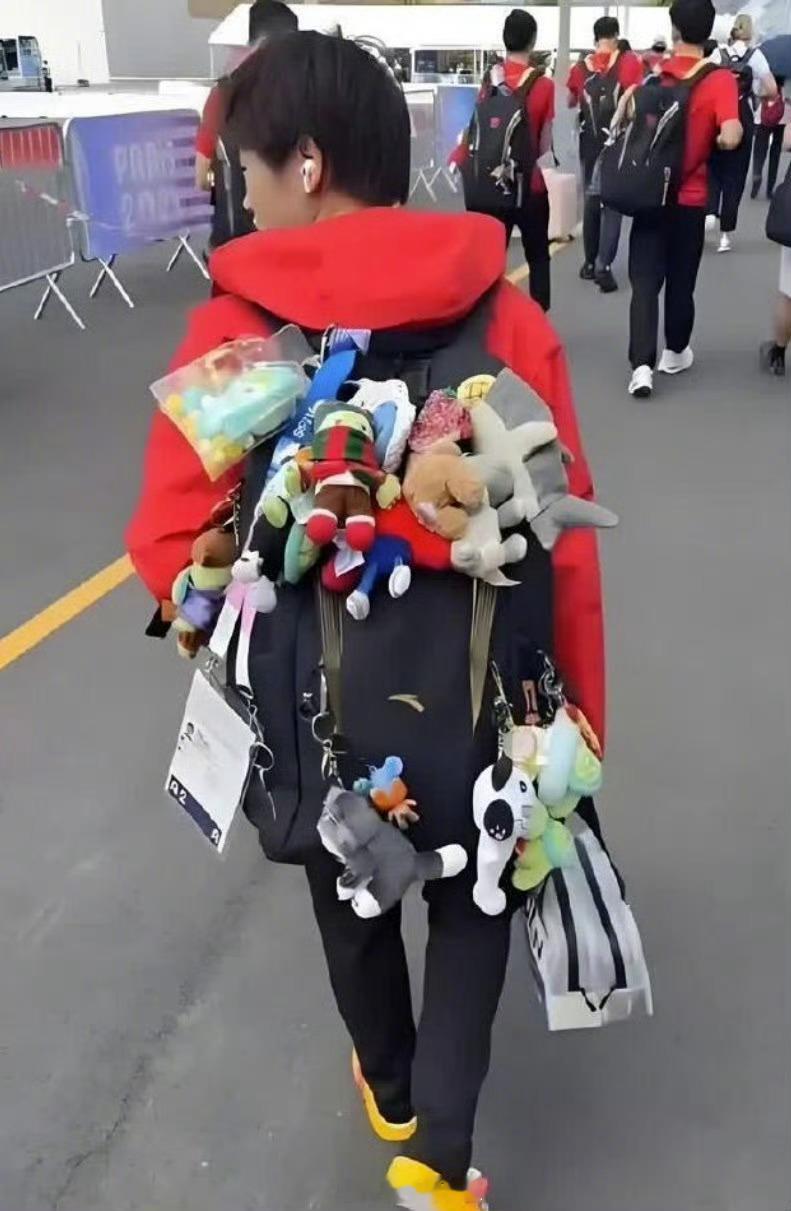 #运动员就喜欢这些萌萌哒# 谁会拒绝萌萌哒的小玩偶啊！你看蝉妹一书包的玩偶挂件就