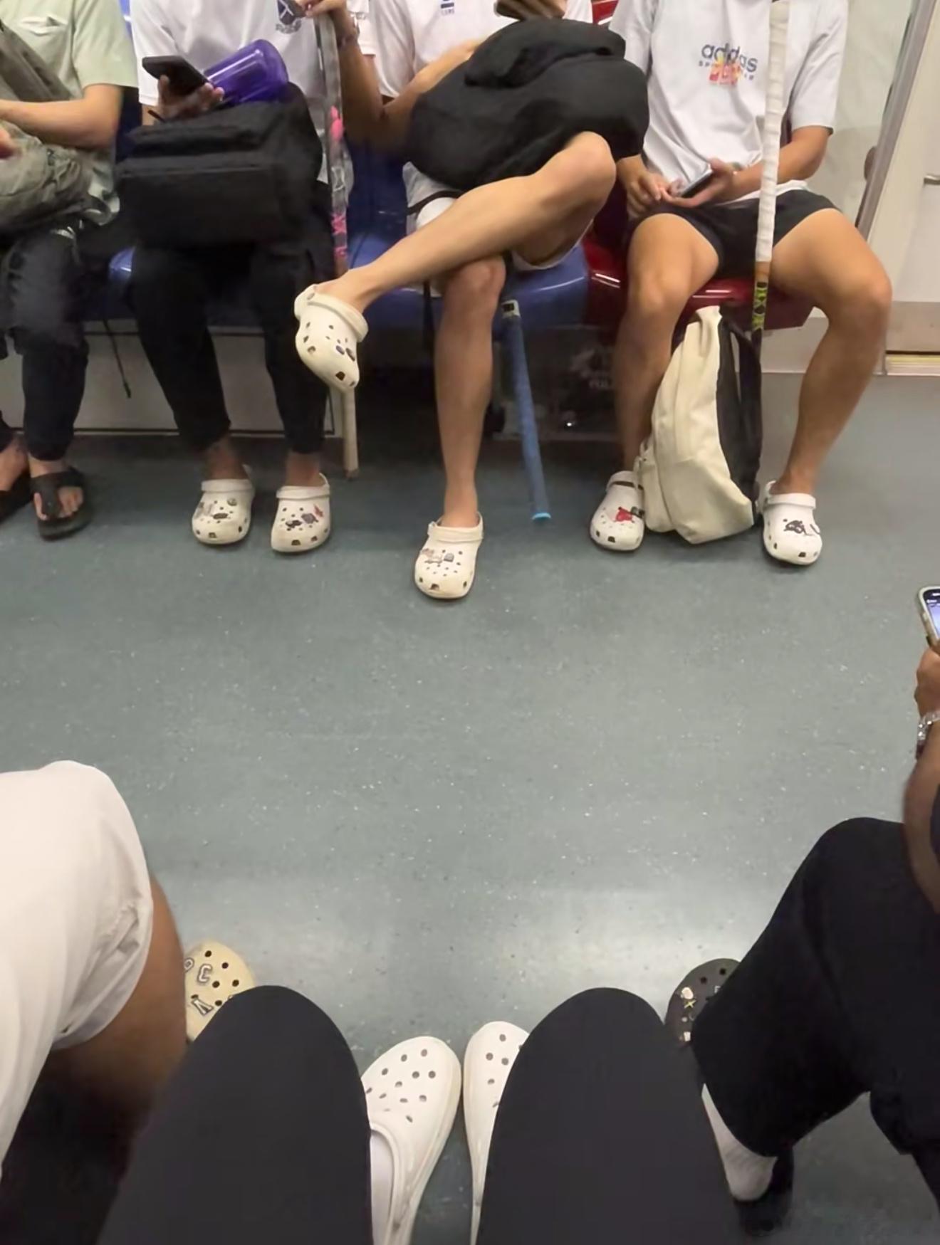 洞洞鞋一直都是褒贬不一，有的说因为鞋底又轻又软，缺乏足弓支撑，所以长时间穿不好，