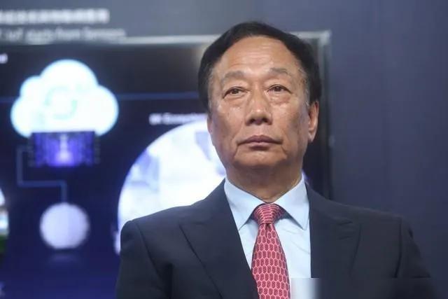 今年75岁的郭台铭早已卸任鸿海董事长职务，退出集团日常经营管理，集团采用轮值CE