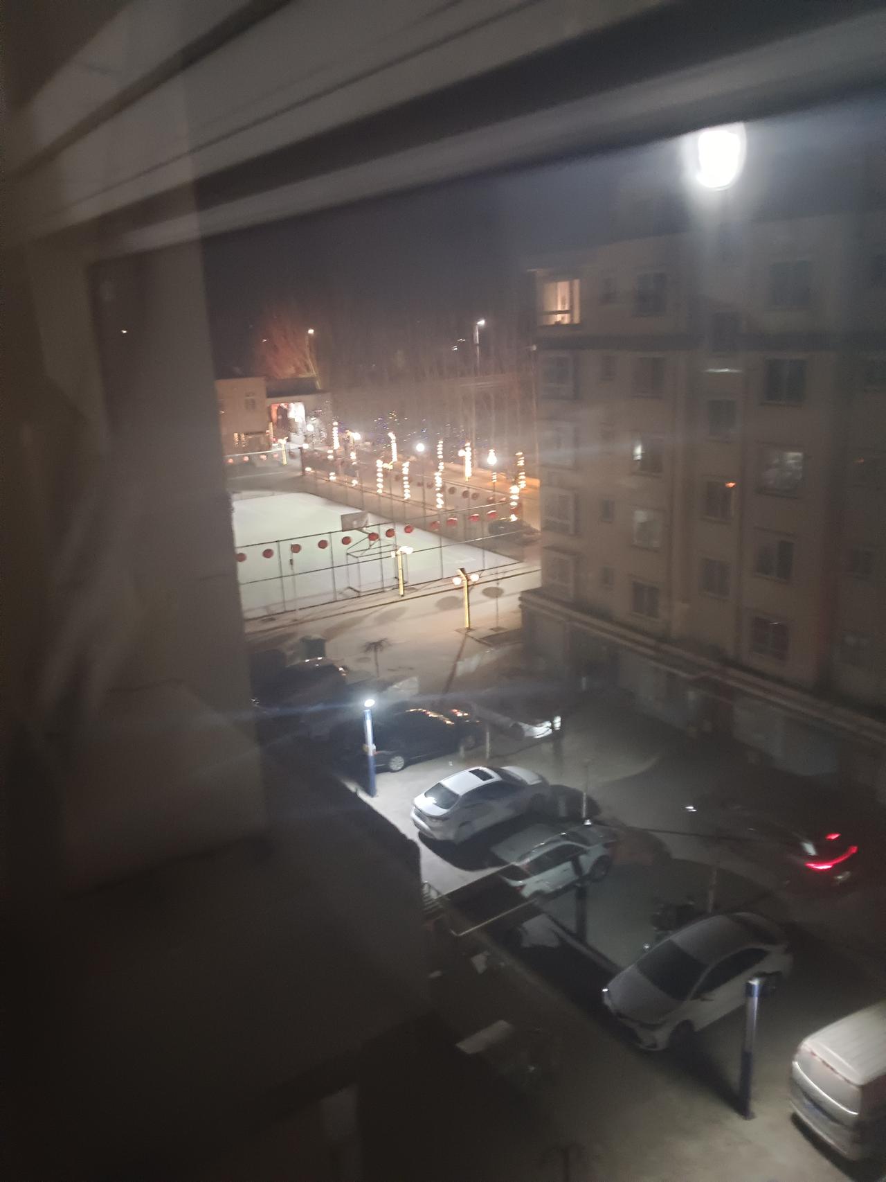 也许年轻人跟老一辈对过年的认知真的不一样了！
今天碰到对门的刘婶见她在广场晒太阳