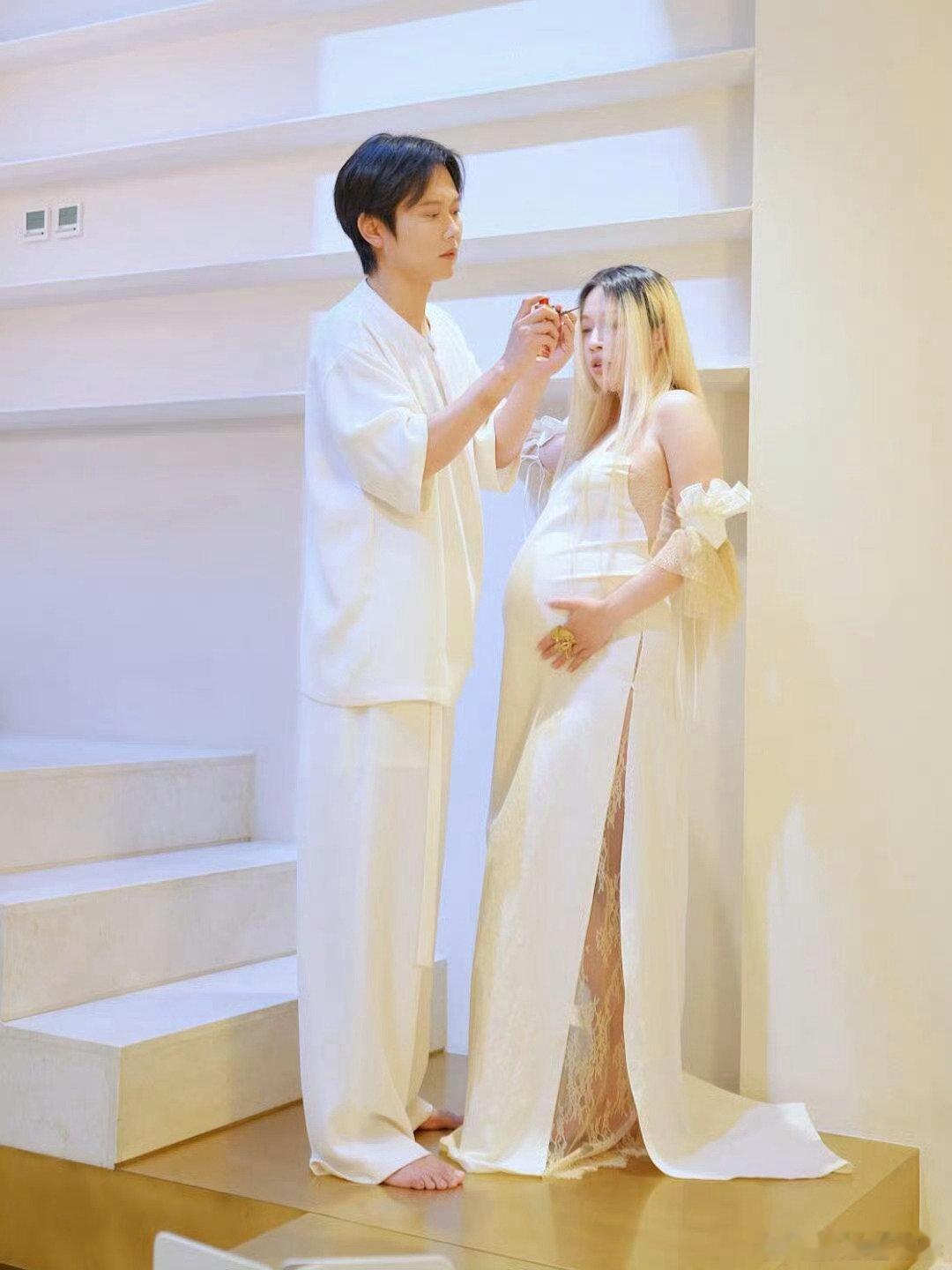 孟鹤堂和妻子拍孕照我的天，这肚子都这么明显了，孟鹤堂可得把嫂子照顾得明明白白的我