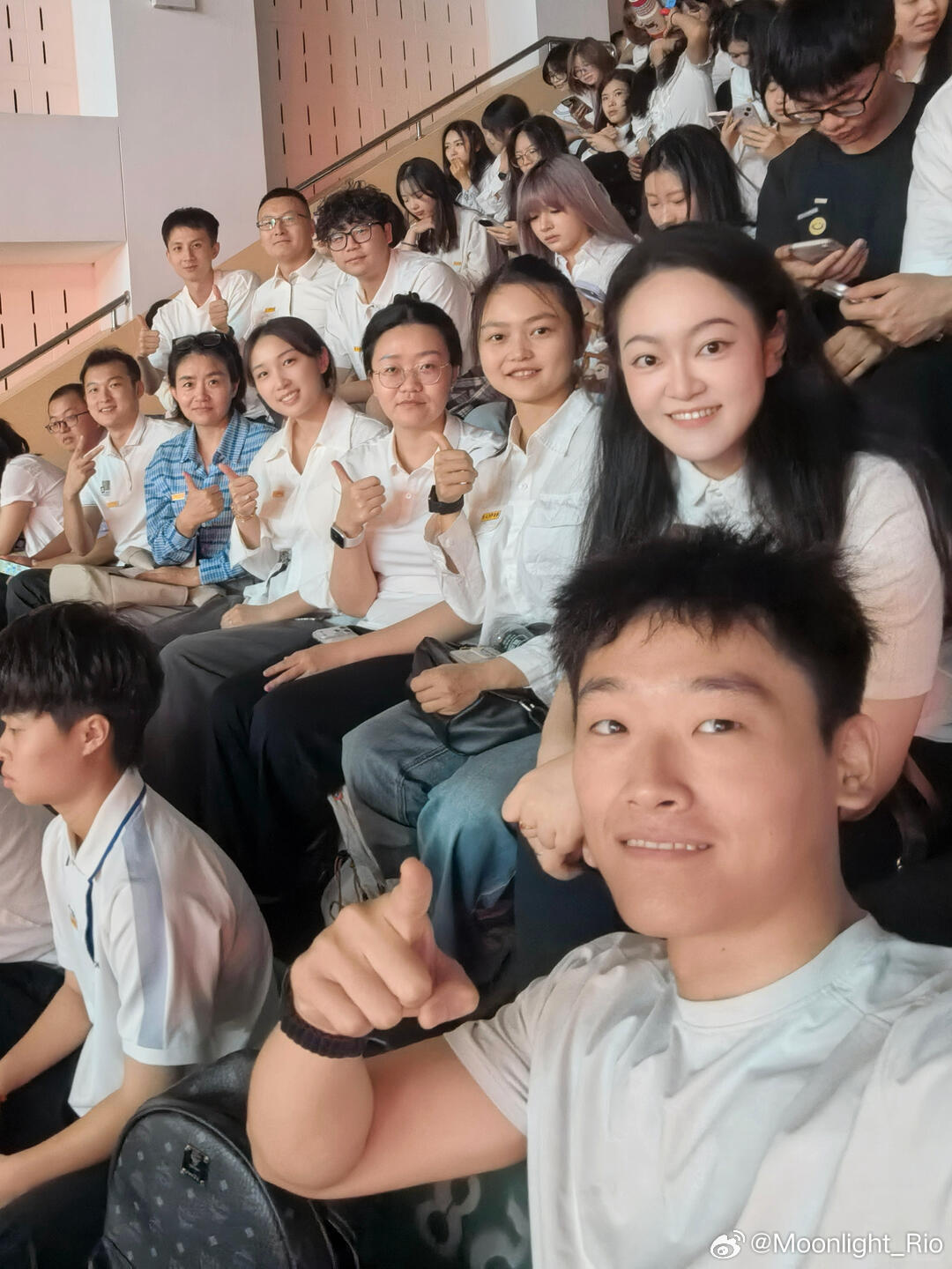 钱天一：开学啦！新起点，新征程。有幸和小伙伴们相聚于此，奔赴一段新旅程，继续向前