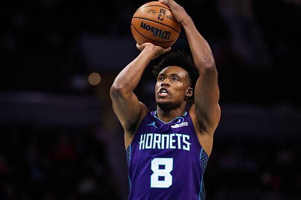 公牛和黄蜂关于科比-怀特和科林-塞克斯顿的交易，这其中的关键问题就是这两个人谁强